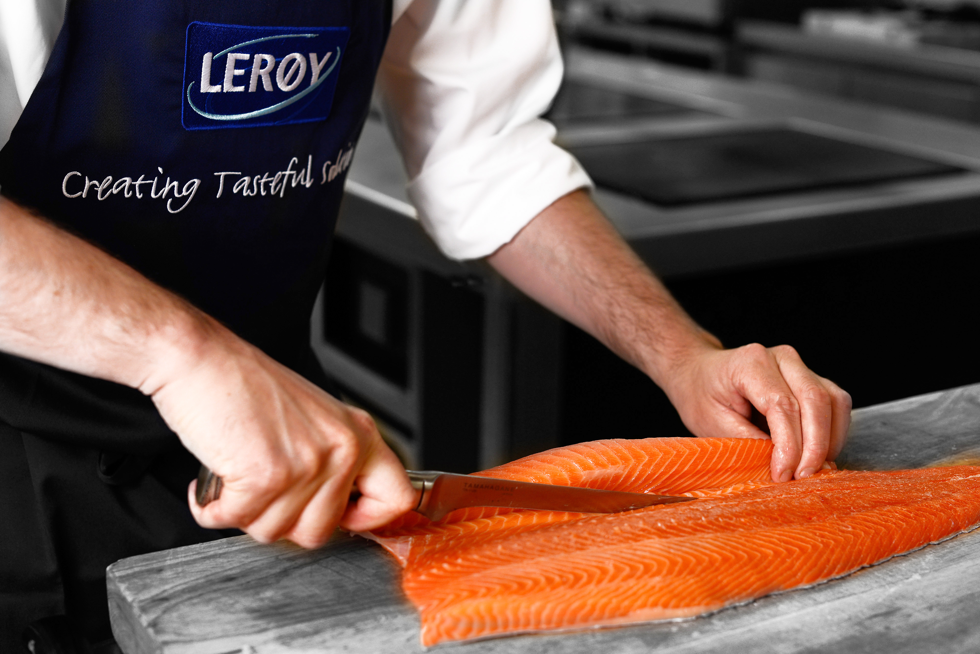 Cocinar con filete de salmón.