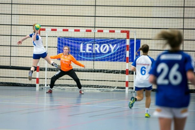 Barn spiller håndball