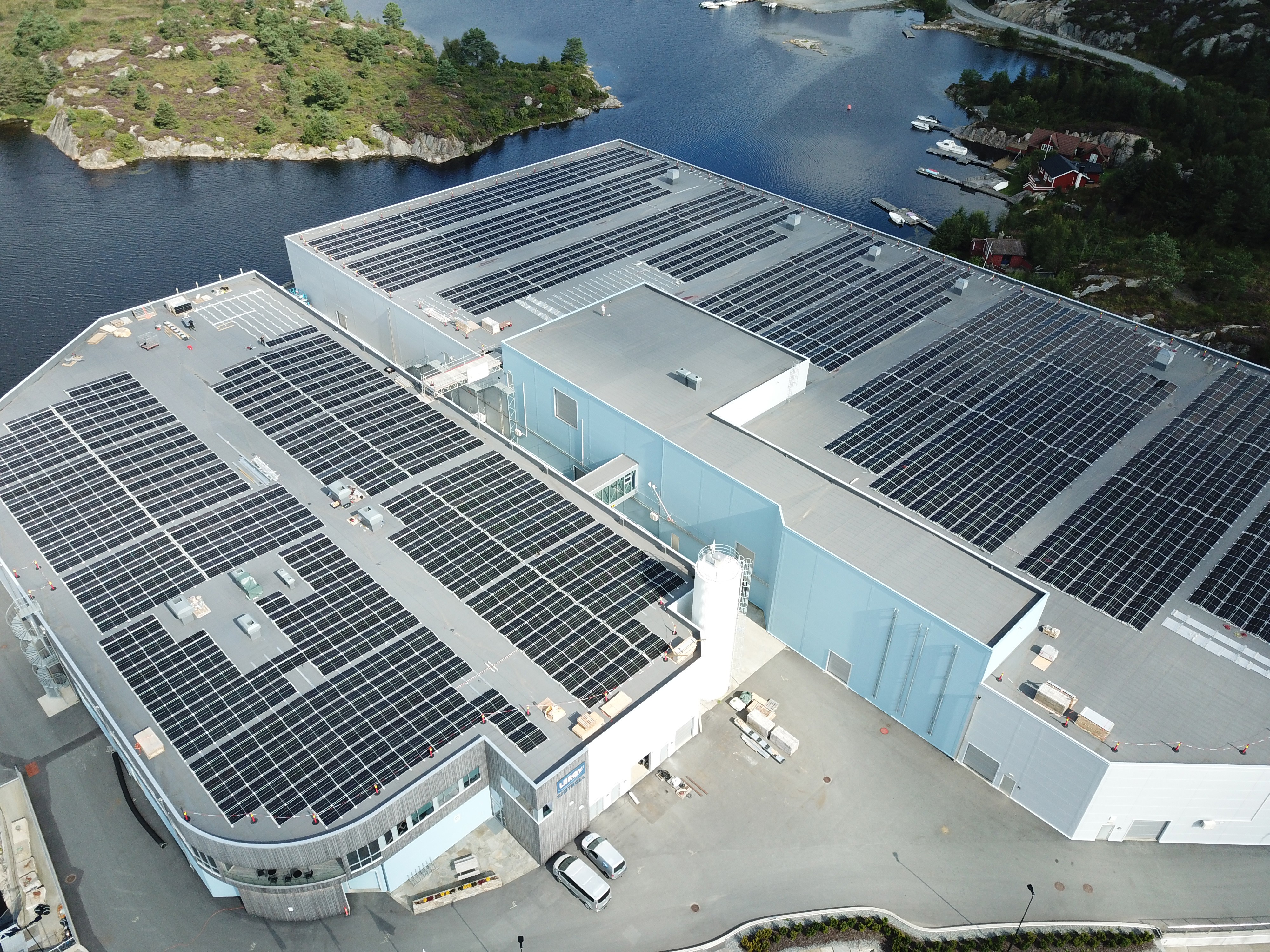 Taket på Kjærelva sett ovenfra på skrå. Store deler av taket er dekket av solcellepanel.
