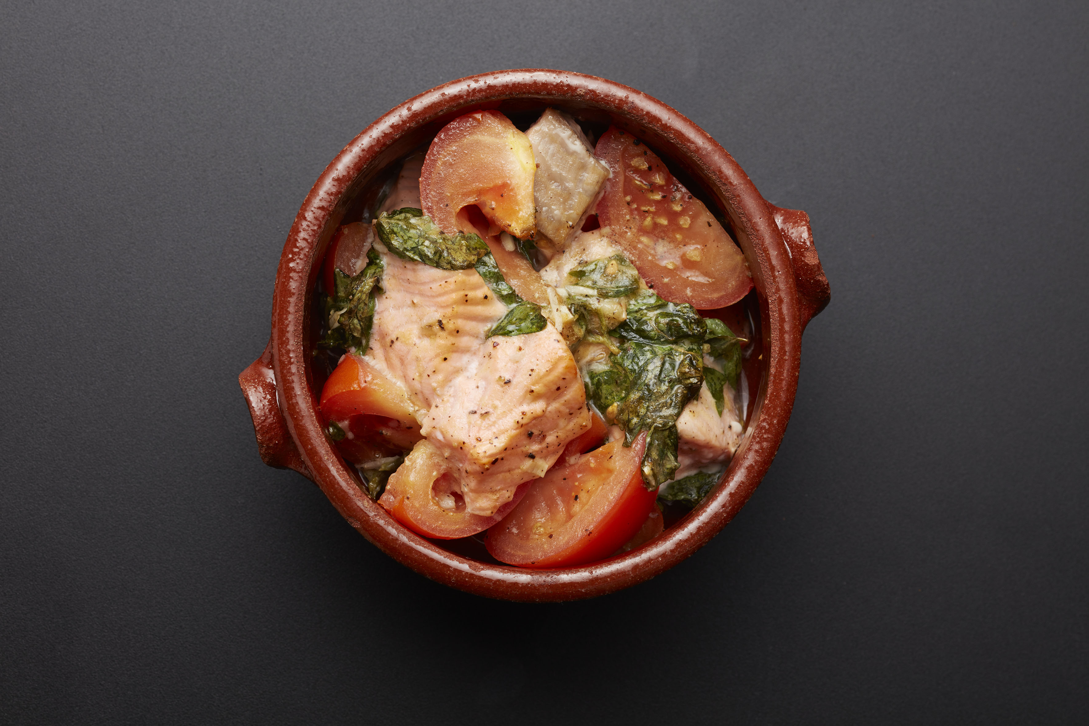 Ovnsbakt laks med tomat- og basilikumsmiks