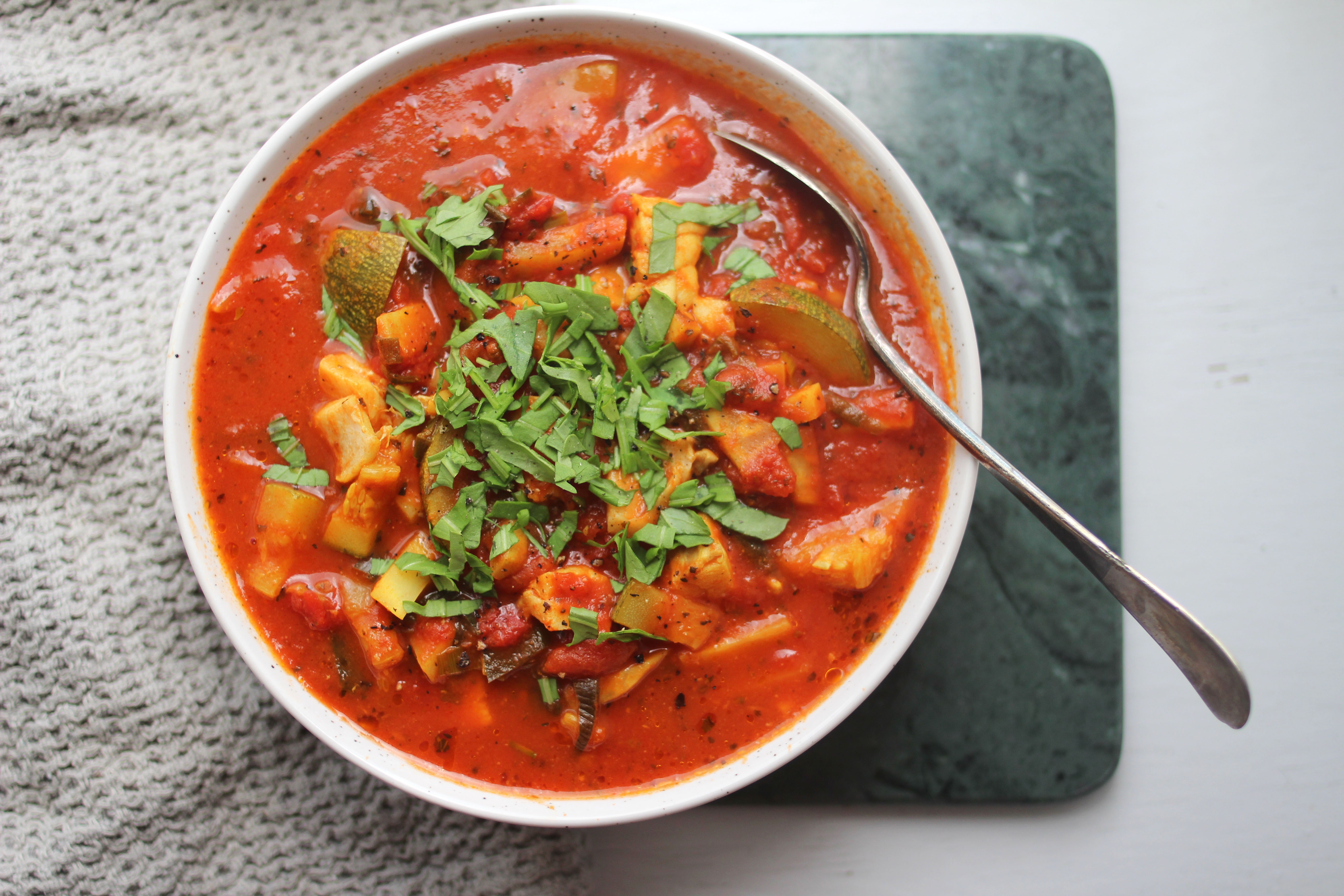 Röd fisksoppa med torsk