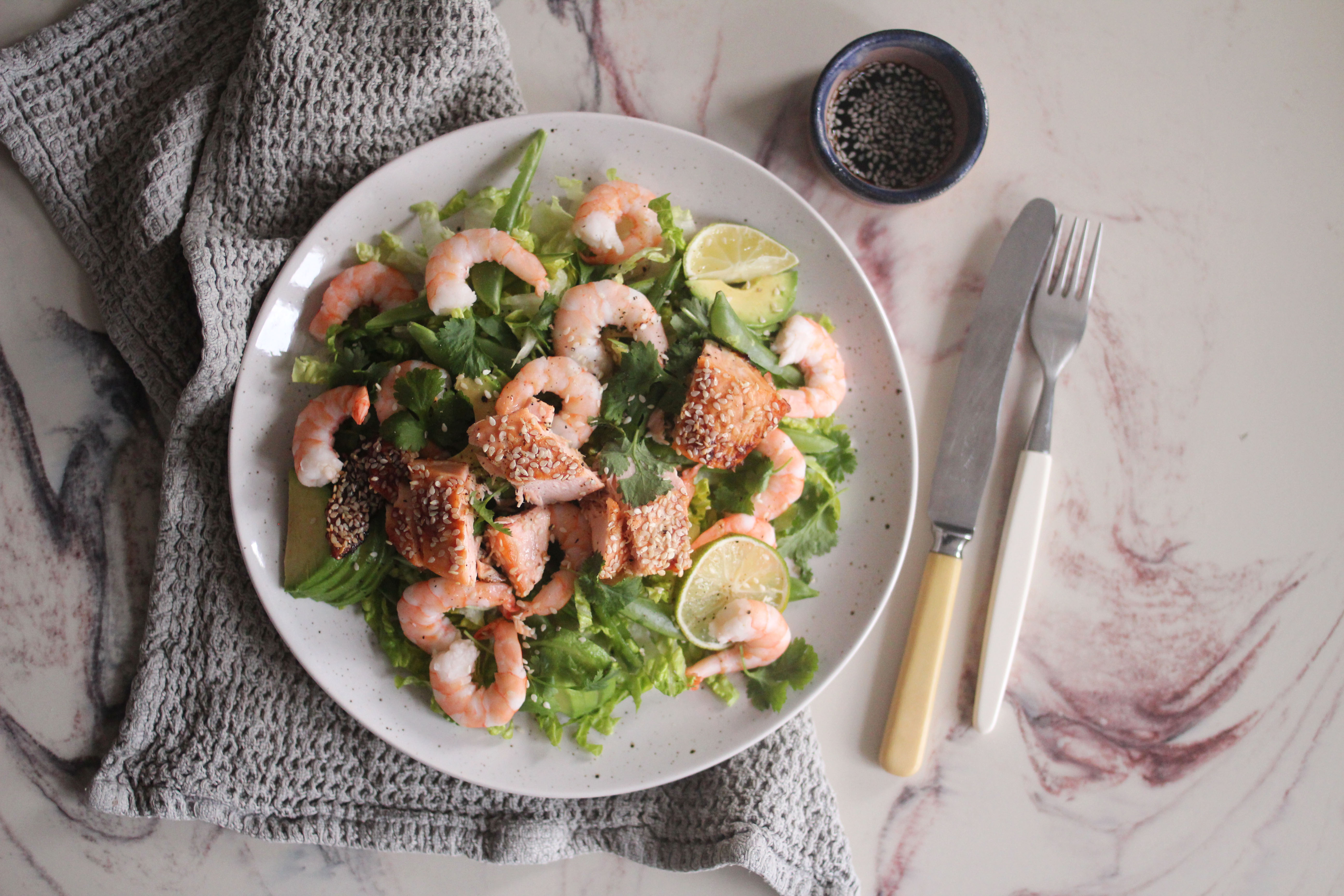 Sallad med sojamarinerad lax och räkor