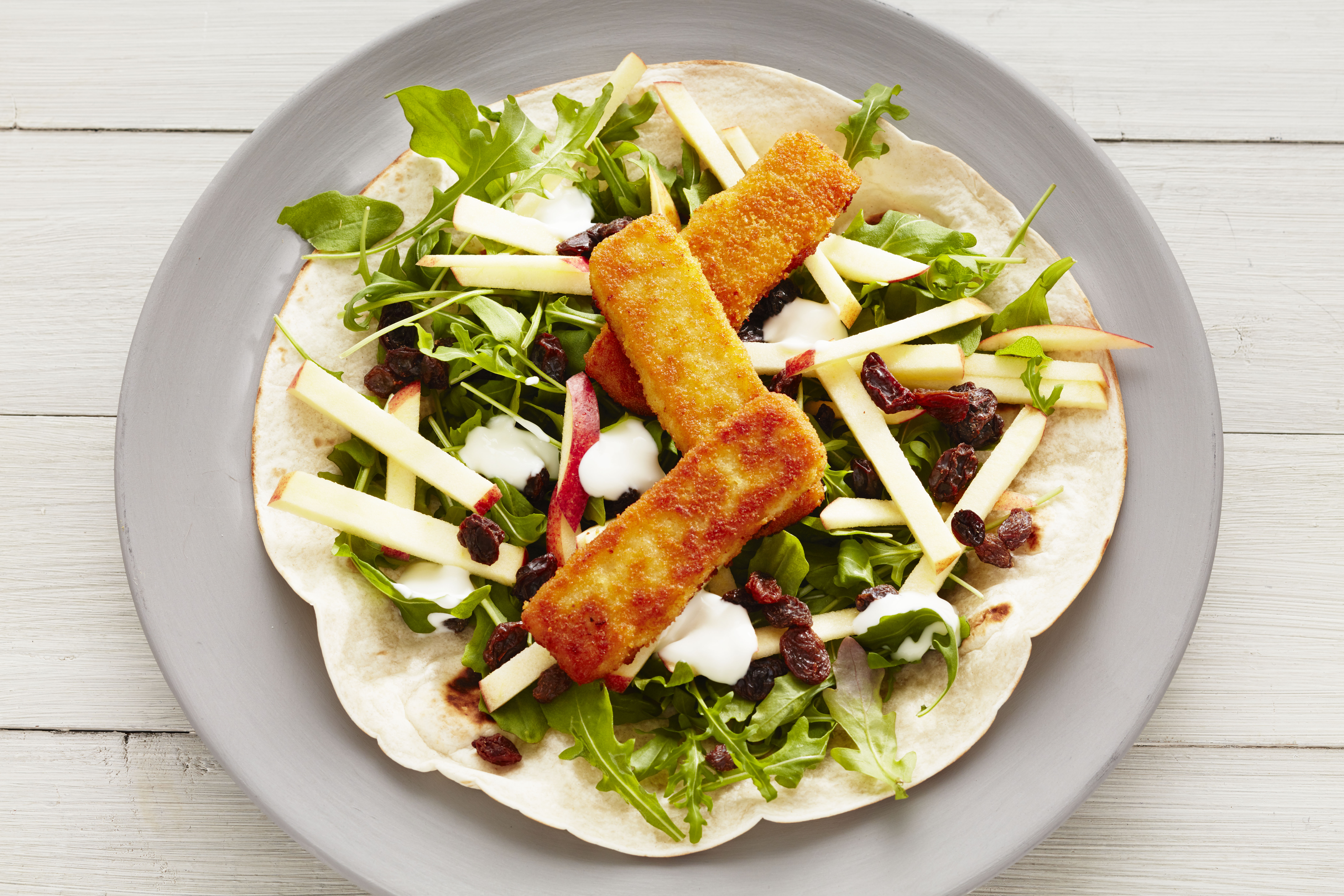 Wraps med panert fisk, eple og yoghurt